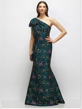ALFRED SUNG BOW ONE-SHOULDER OSCAR METALLIC FLORAL JACQUARD TRUMPET MAXI DRESS .
